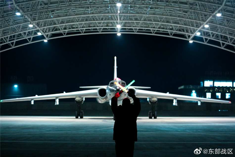 解放军轰炸机进行夜间飞行训练