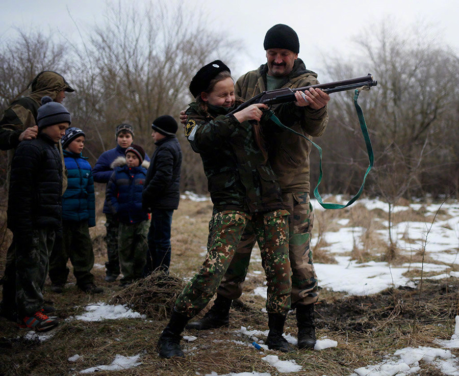 俄罗斯少年军校学员进行作战训练