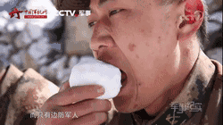 驻守中印边界前线！我军边防军人咬口雪球下咽