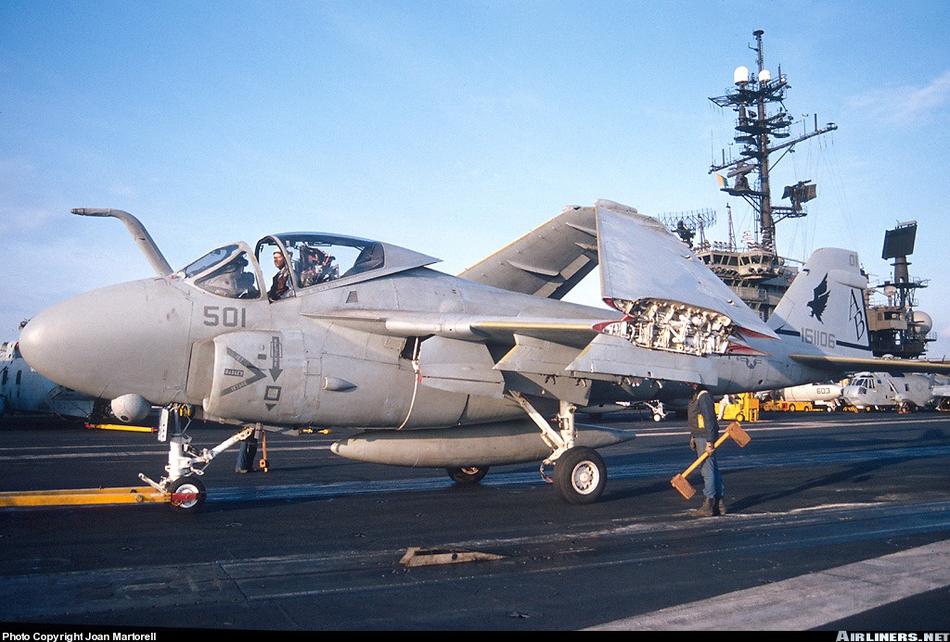 我军击落2架a6攻击机