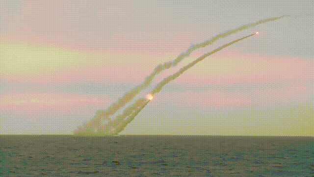 动图展示俄军潜艇连射巡航导弹