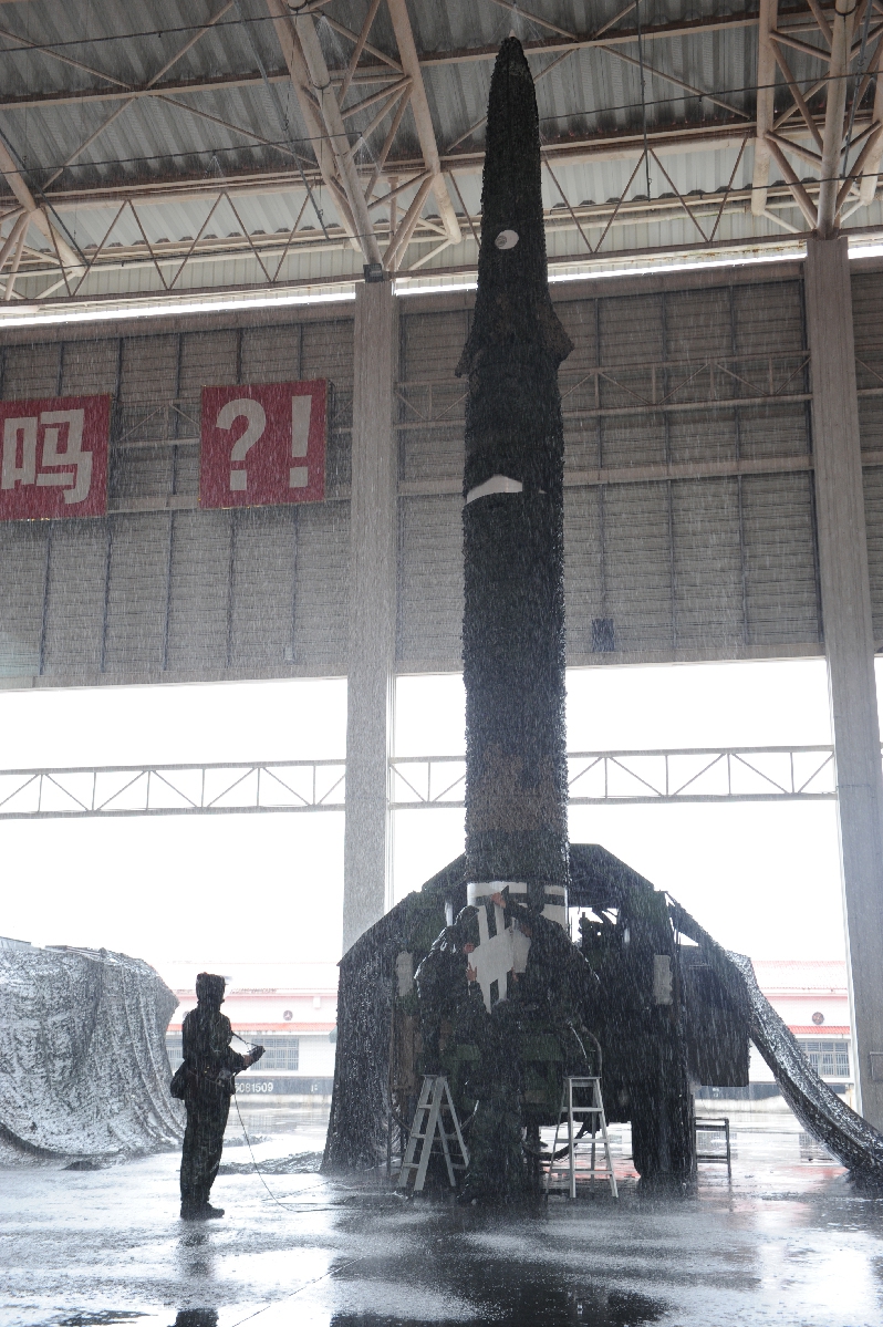 这杀器甩美军一条街!疑似东风15c钻地弹亮相