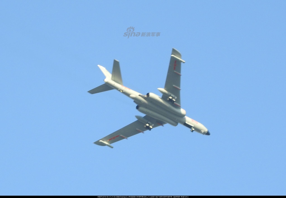 2个电战吊舱 6个挂弹点!中国海军轰6j轰炸机亮相