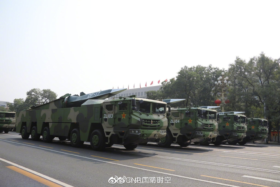 装备方队最靓的仔?火箭军东风17导弹首次亮相