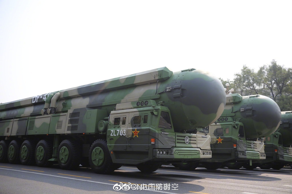 首次亮相的东风-41核导弹方队彰显了我国最先进最具有威慑力大国长剑