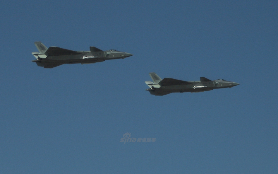 开弹舱亮利剑!歼20双机编队挂弹玩特技飞行