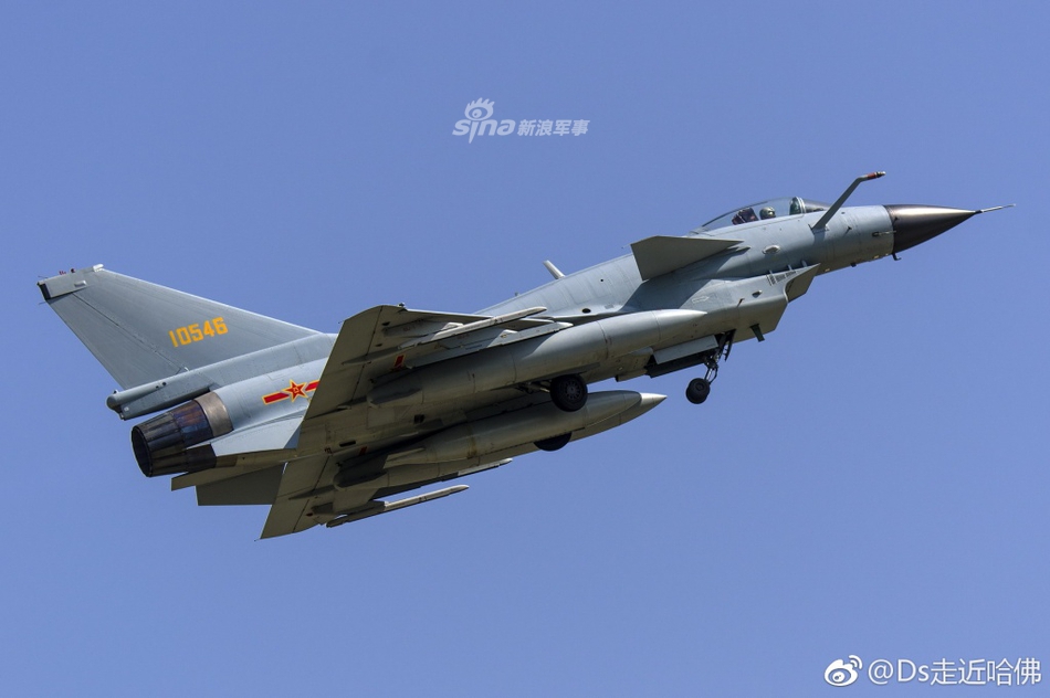 首飞已20年!中国歼10系列战机批量高清照曝光