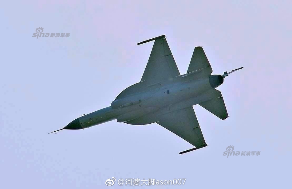 lca快来追赶巴铁组装jf17b枭龙双座战斗机首飞