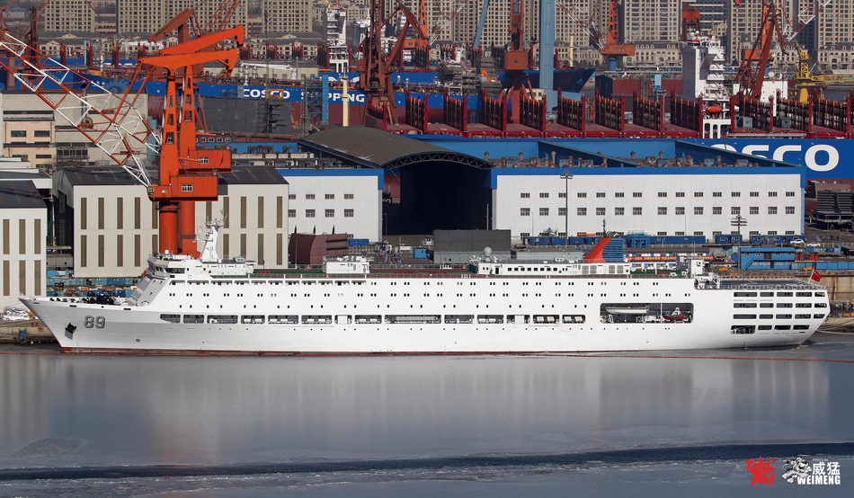 中国航母保姆船个头真大!油船在她面前就像小舟