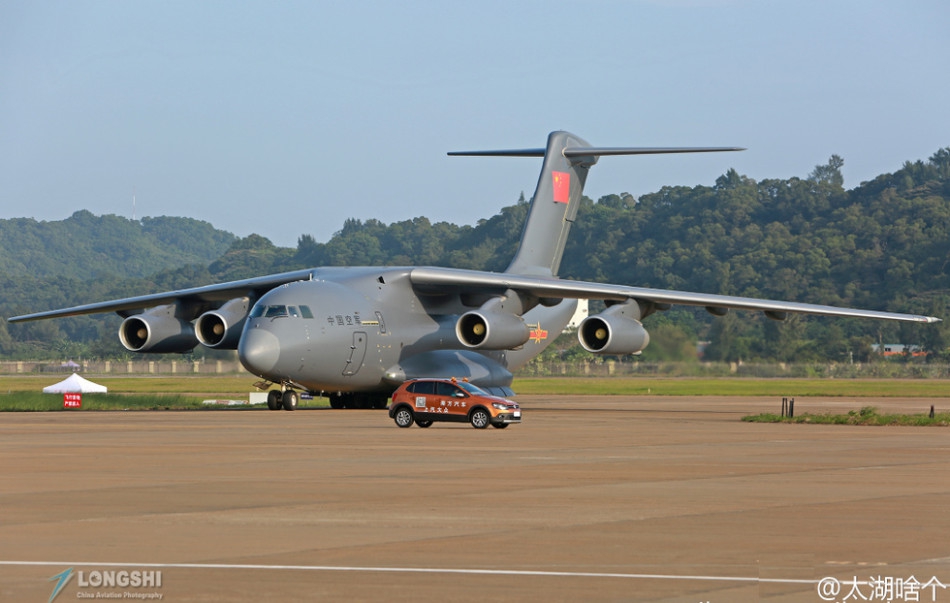 首见中国运20玩大象漫步 气场超强大