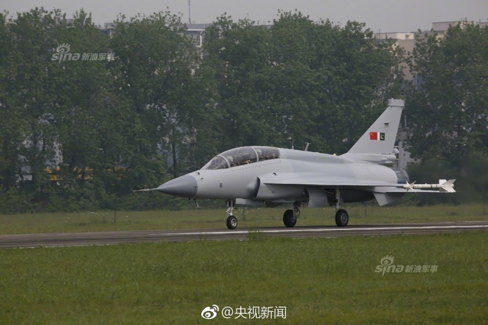 lca快来追赶!巴铁组装jf17b枭龙双座战斗机首飞