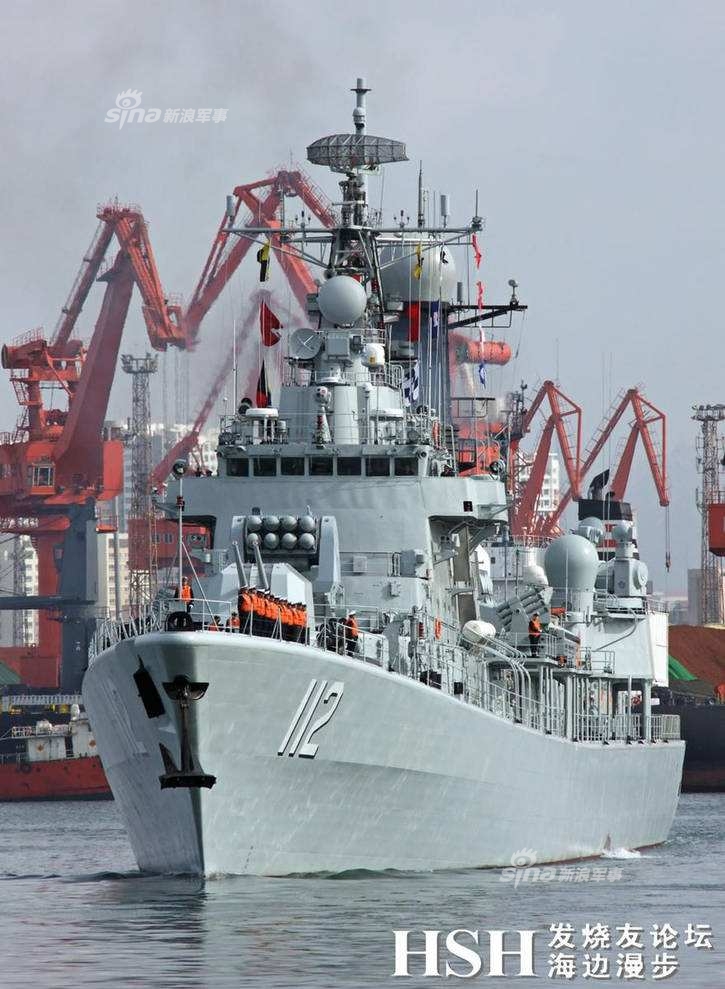 第一舰"之称的052型导弹驱逐舰哈尔滨舰(舷号112)驶抵旅顺军港靠泊