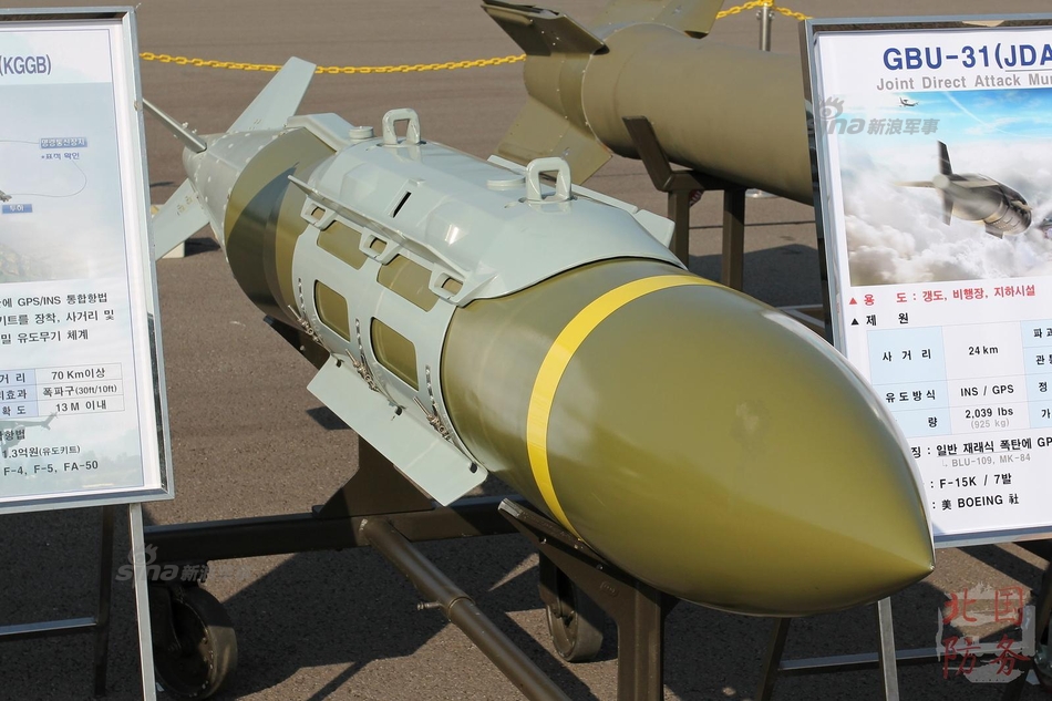 12 / 14 gbu-28重型侵彻钻地炸弹,弹重2130千克,射程10千米.