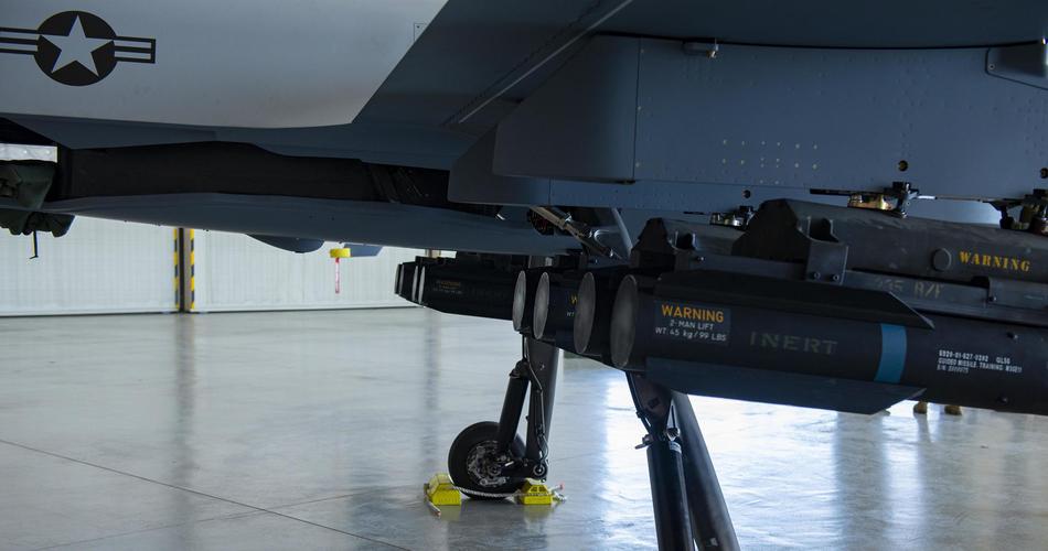 满挂8枚地狱火导弹的美军mq9无人机