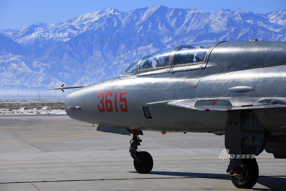 老同志新春露面!中国空军歼教-7练兵祁连山