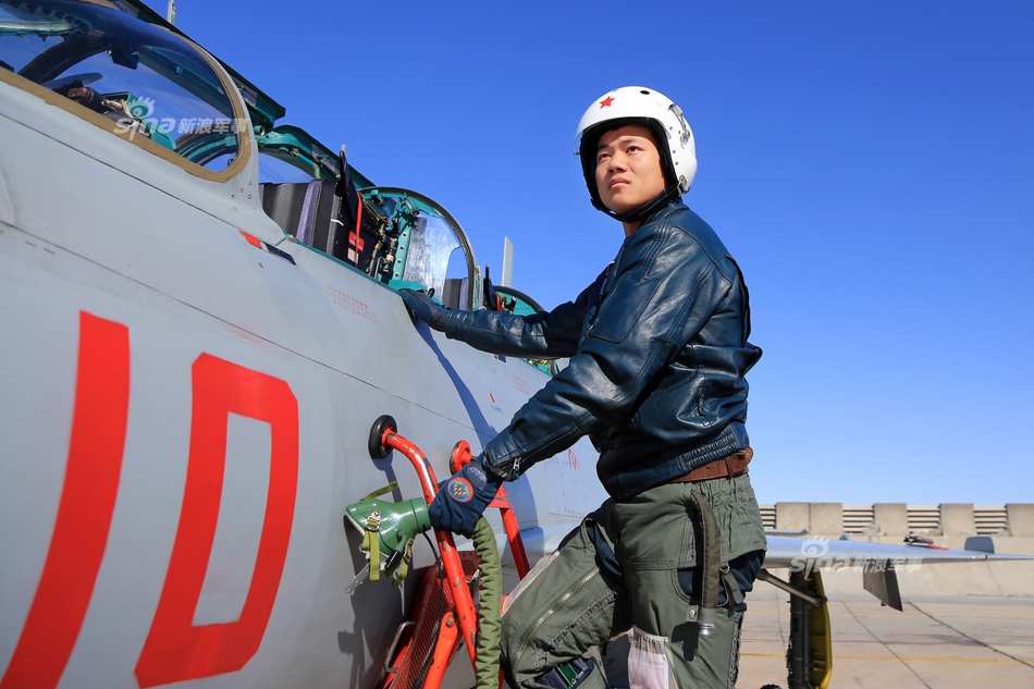 老同志新春露面!中国空军歼教-7练兵祁连山