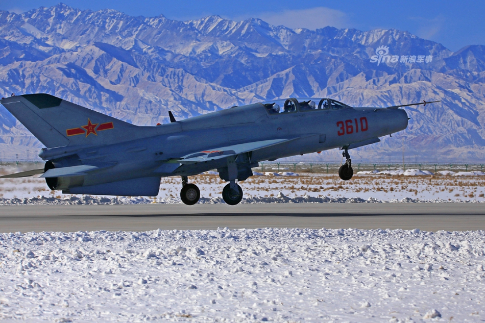 10 / 18 歼7m飞机通过引进国外先进机载设备,具备了平视显示及高精度