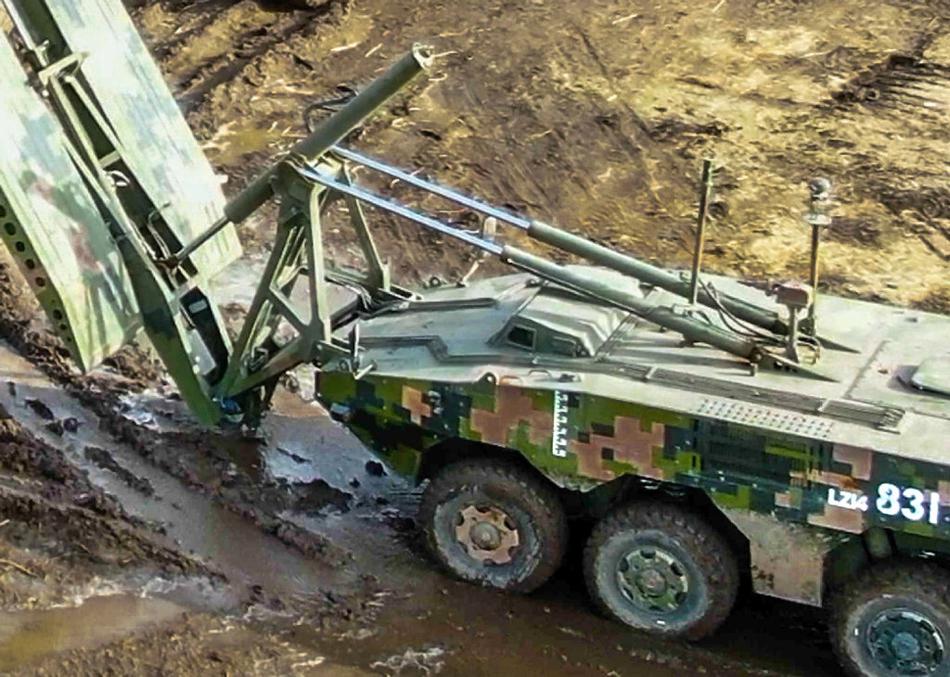 沟壑变通途!我军大八轮底盘舟桥车架桥展开作业