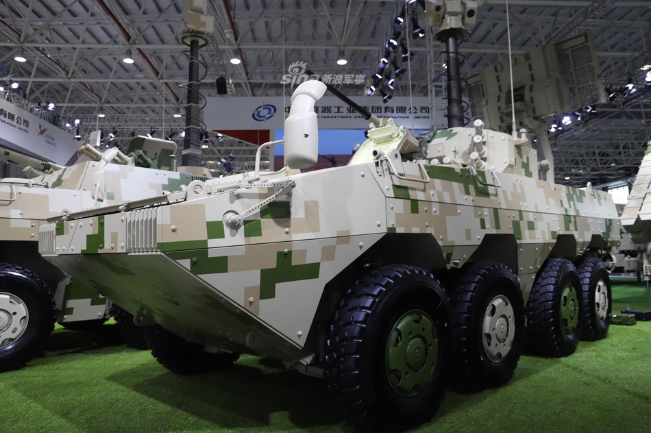 大八轮家族壮大!我军8x8轮式装甲车族航展频上镜