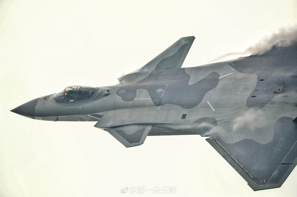 03 17:11:07 8 / 11 中国空军歼20战机3日下午突然亮相珠海金湾机场上