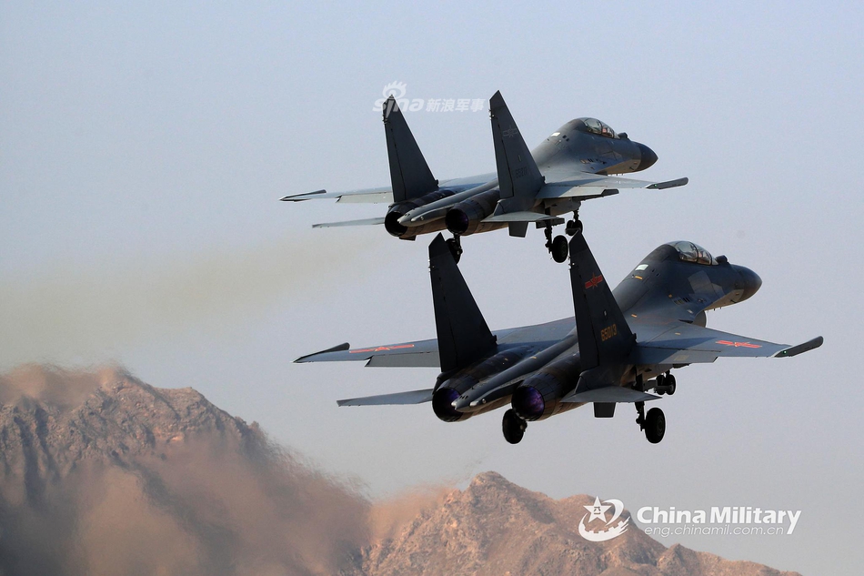 东部战区某航空旅"杜凤瑞大队"两架歼-16战机在实战训练中编队起飞