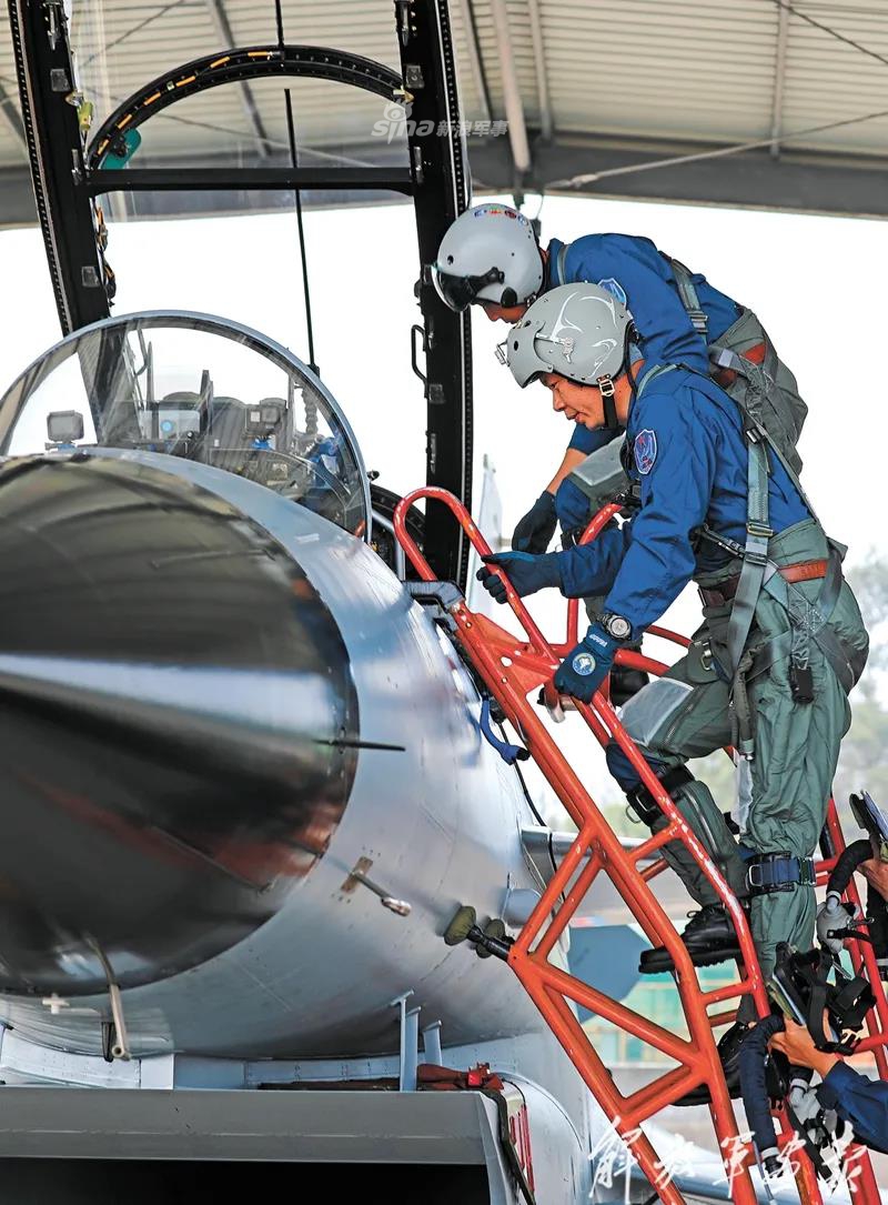 阔别172天!英雄飞行员王建东驾歼10s重返天空