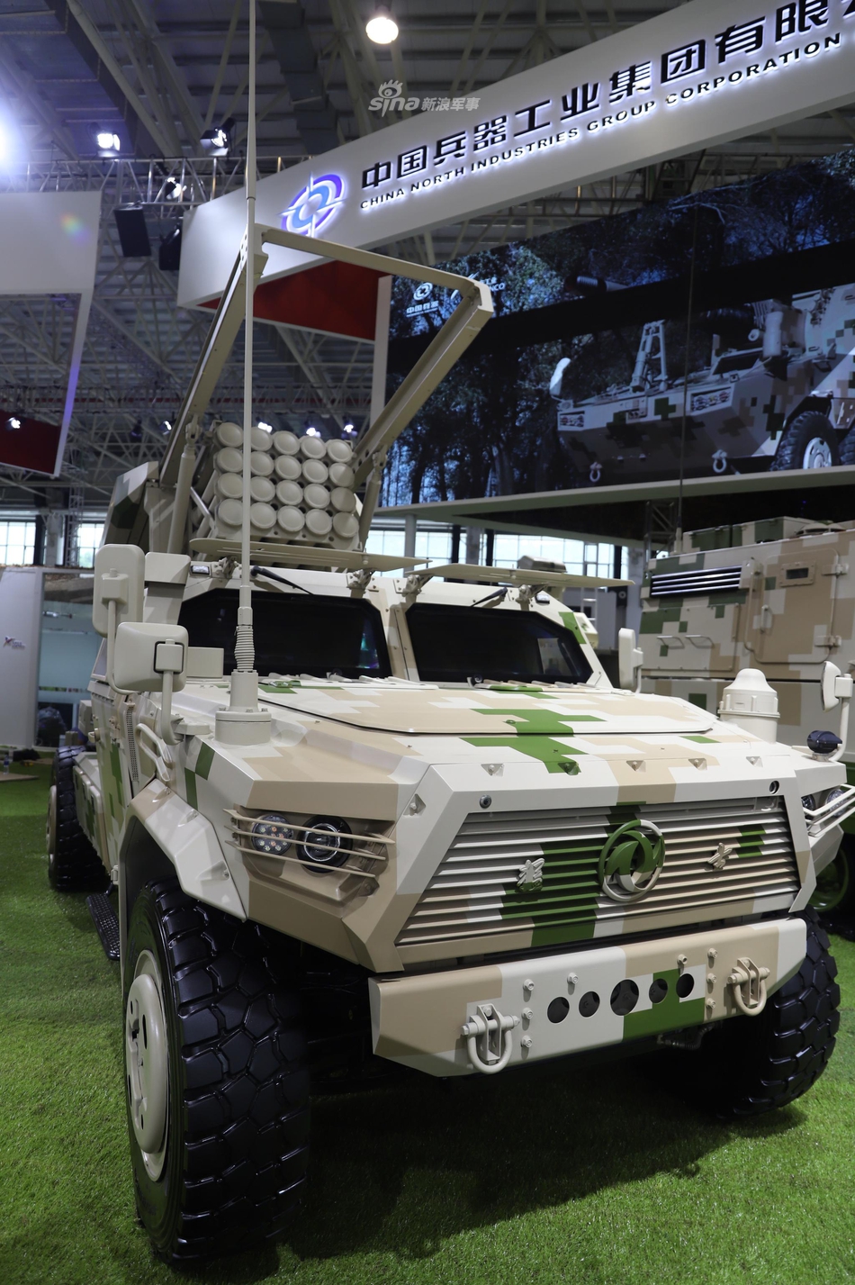 根据现场图显示,目前这款火箭炮已能够同我国产"猛士"军车兼容,令其机