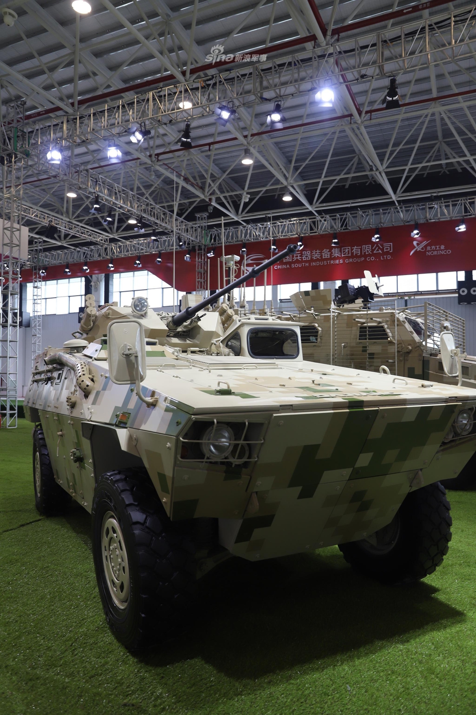 反恐小能手!我国产轮式轻装甲车亮相珠海各显身手