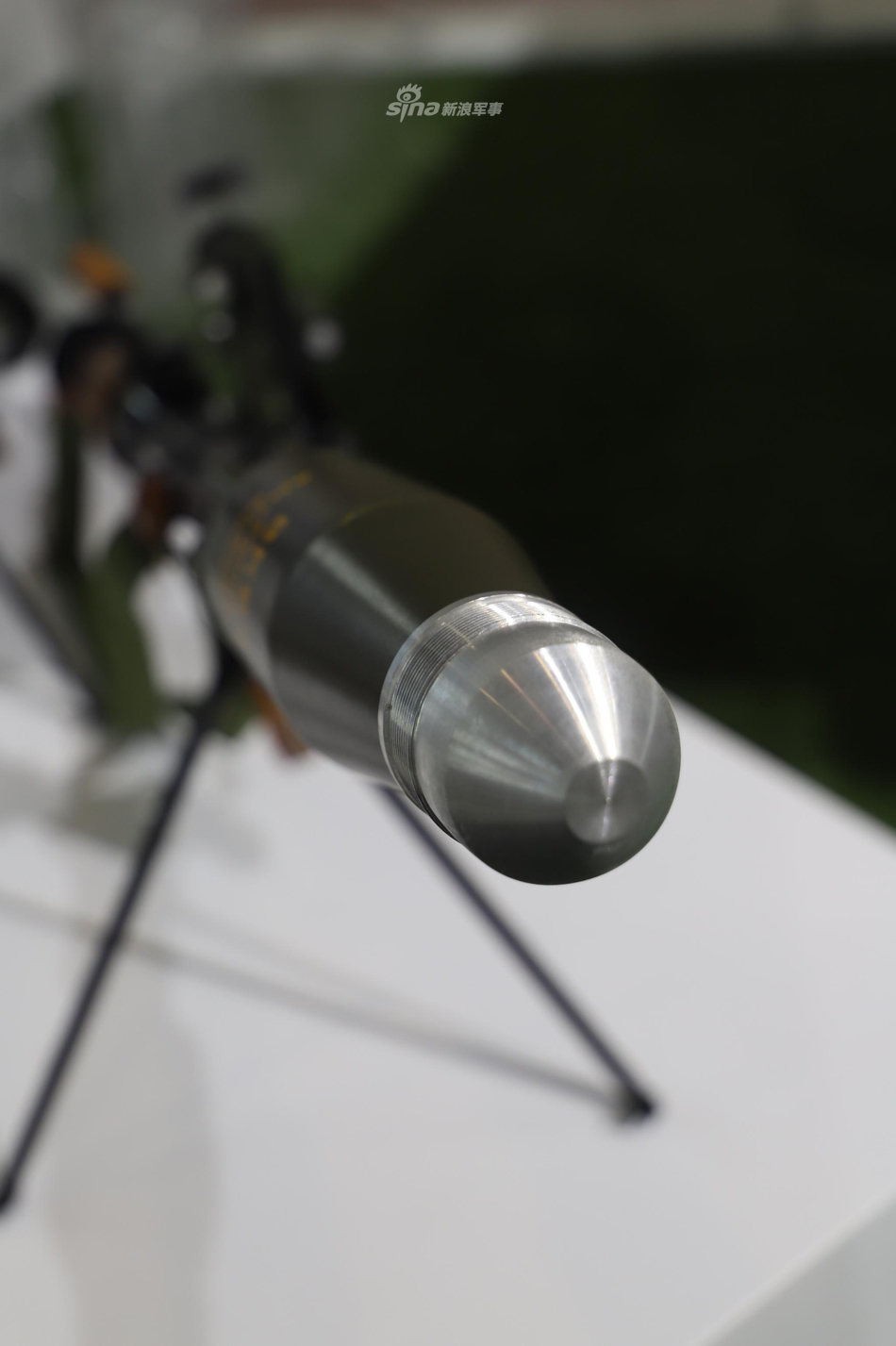 军多款出口型单兵武器也纷纷参展,其中一款改进版40mm火箭筒引人注目