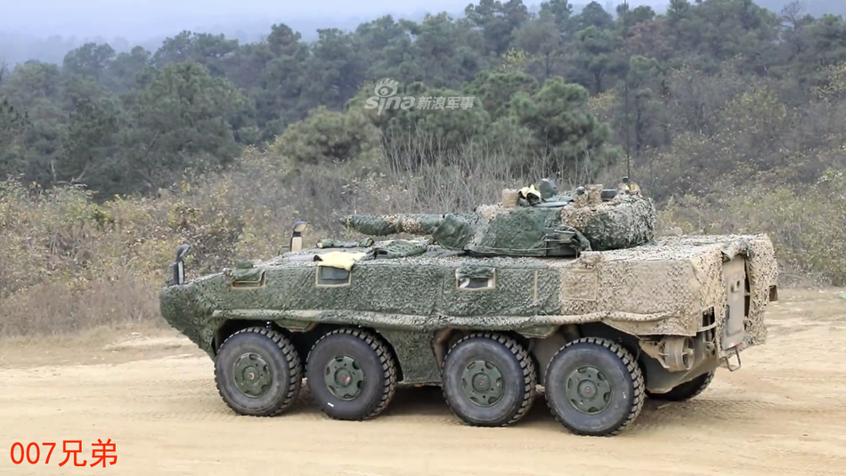 大八轮穿新衣!首见我军轮式步战车覆盖伪装衣开火