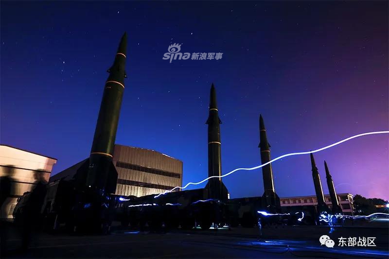 资料图：火箭军某部东风16导弹夜间起竖 图片来源：东部战区