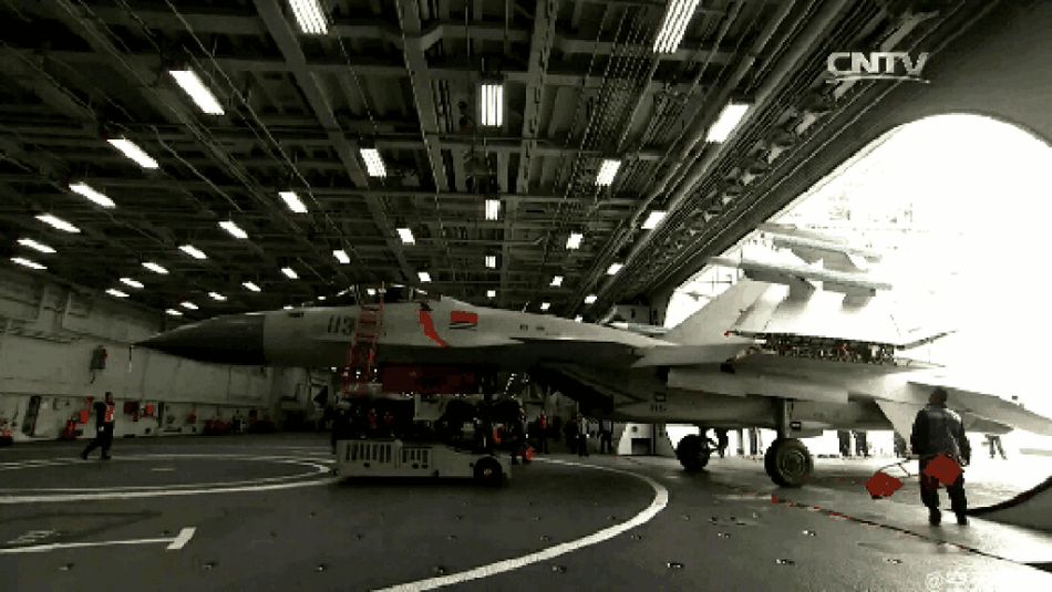 辽宁舰海上演习歼15频繁起降