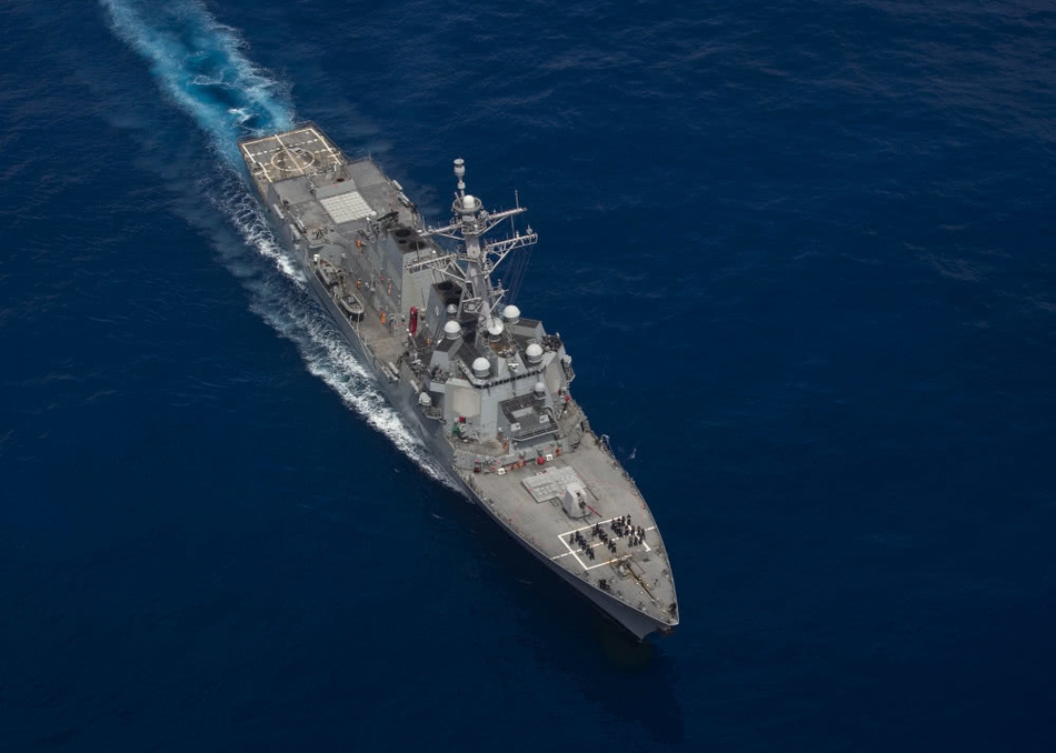 水兵在甲板摆造型:美军宙斯盾驱逐舰在东海巡航