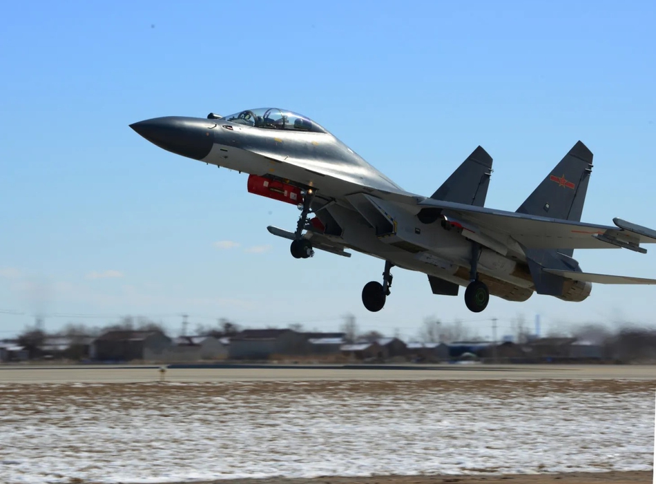 慑敌利刃寒气逼人!解放军歼16四机编队利刃出鞘