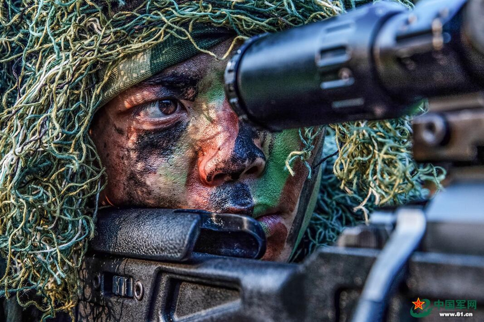 现场堪比大片!武警特战队员在山岳丛林反恐演练