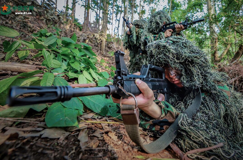 现场堪比大片!武警特战队员在山岳丛林反恐演练