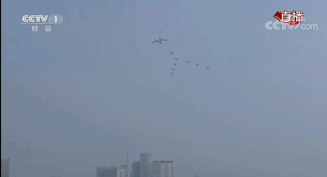 钢铁洪流扑面而来：动图带你感受国庆阅兵震撼瞬间