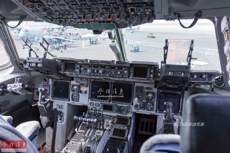 5 / 14 进入驾驶舱后,首先会经过航空工程师兼货物装卸员的监控席.