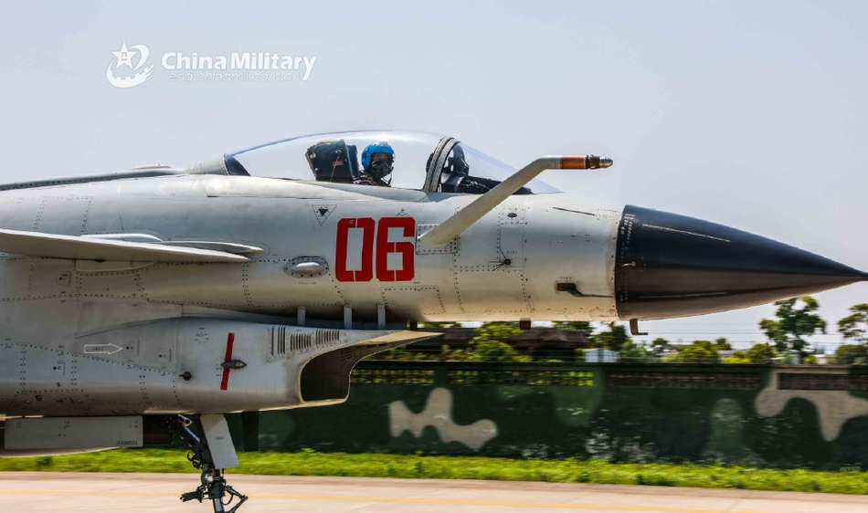 歼10双机带弹出击!中国海军航空兵战机实战化训练