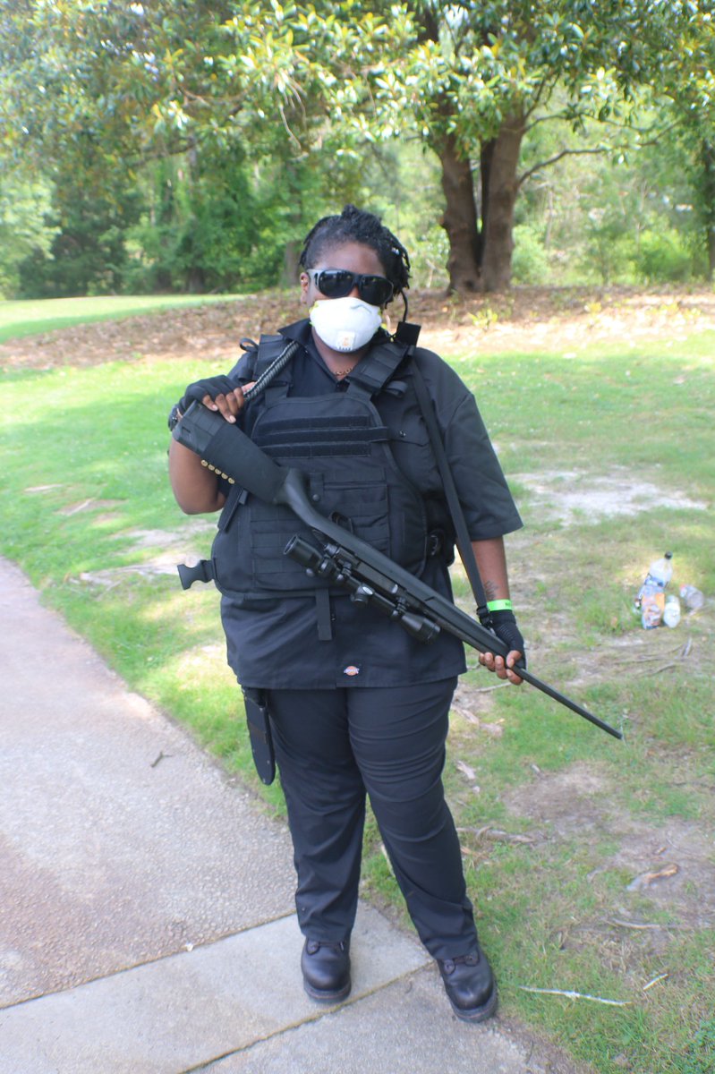 装备精良!美国黑人民兵团体持枪游行秀武力