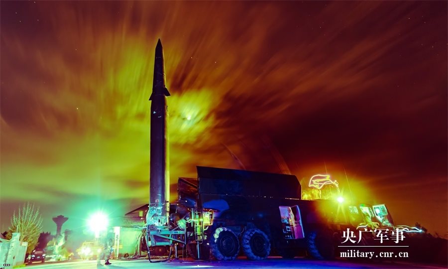 最美"烟火"!火箭军常规导弹第一旅大漠齐射多发导弹