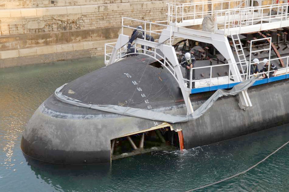 受损相当严重法国核潜艇被大火烧成了骷髅