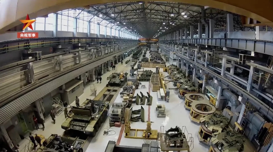 一根绳子移动46吨坦克?探访俄罗斯坦克生产工厂