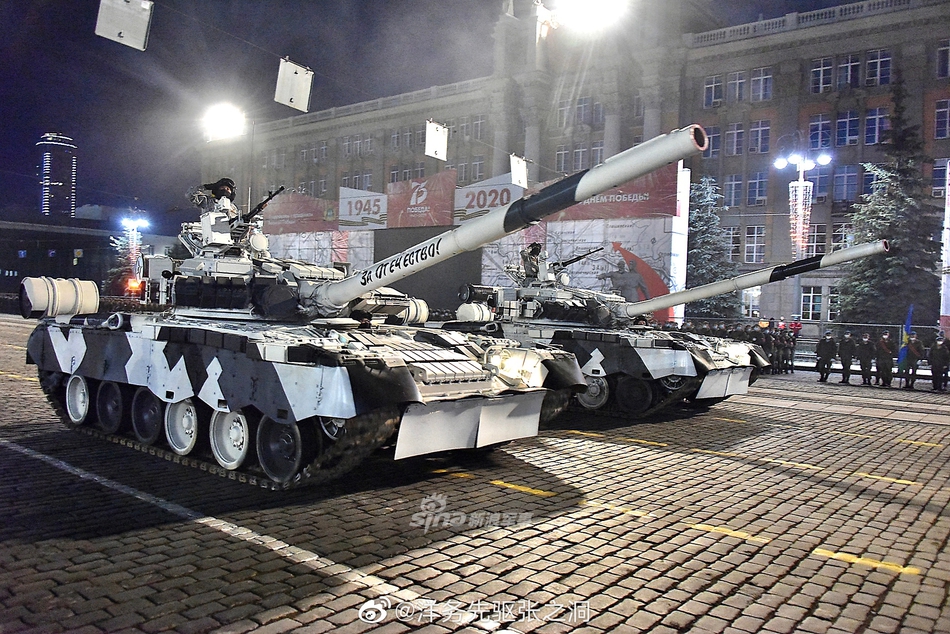 俄罗斯特别展示了极地迷彩的t-80bv和沙漠迷彩的t-72b3以及对应的btr