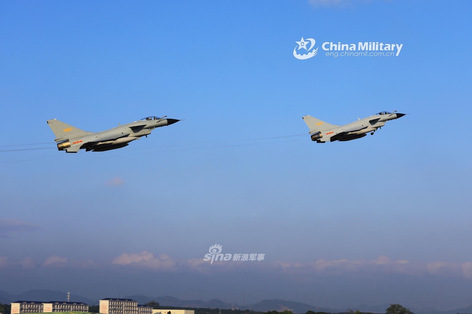 带刀护卫!歼10战斗机挂弹起飞执行战斗巡航任务