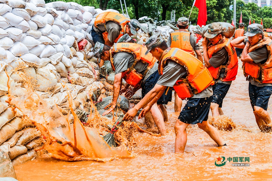 人民子弟兵来了!71集团军官兵急赴九江参加抗洪救灾
