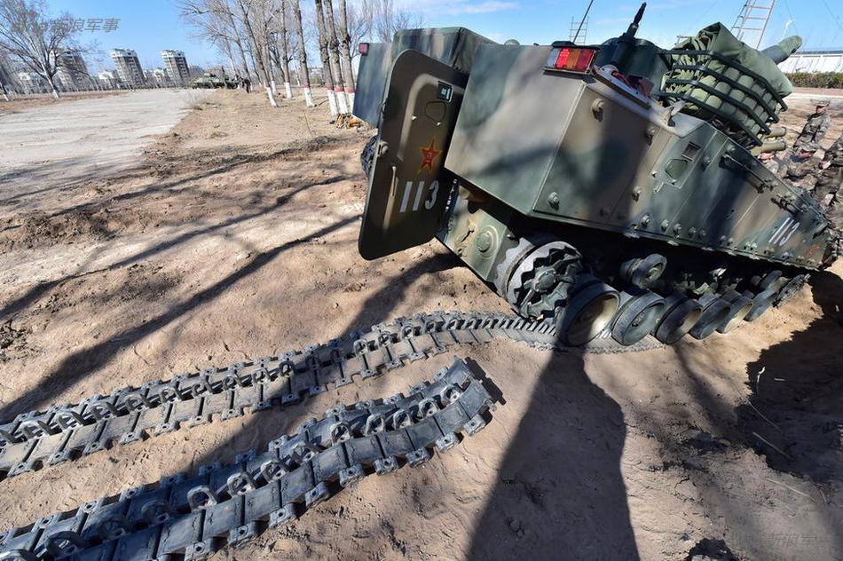履带掉了也不怕!中国84式装甲抢修车拖曳演练