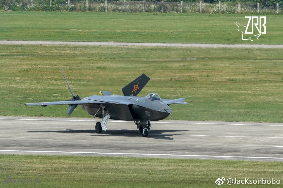 歼20首架原型机依旧帅气!全动垂尾似变形金刚_高清图集_新浪网