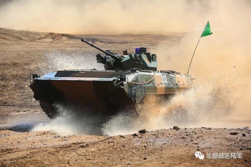 苏式风格很霸气解放军86a步兵战车的狂飙猛图