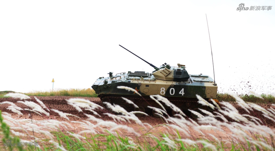 中国首款伞兵战车zbd03飞奔